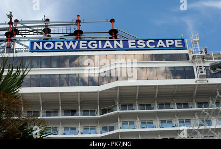 Cape Canaveral, Florida, USA. 11 Sep, 2018. Die norwegische Escape cruise ship ist in Port Canaveral, Florida am 11. September 2018 nach einem ungeplanten Hafen wegen Hurrikan Florenz gesehen. Die Passagiere waren in der Lage, einen erlebnisreichen Tag in Florida zu genießen, bevor das Schiff, die in New York entstanden und wurde für Bermuda gebunden, auf die Bahamas heute Abend weitergeleitet wird. Die Royal Caribbean Pracht der Meere auch in Port Canaveral Morgen umgeleitet werden Hurrikan Florenz zu vermeiden. Credit: Paul Hennessy/Alamy leben Nachrichten Stockfoto