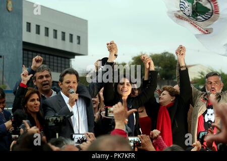 (180912) - curitiba, Sept. 12, 2018 (Xinhua) - Fernando Haddad (L in der Mitte), ex-Bürgermeister von Sao Paulo und ehemaliger Minister für Bildung, liefert eine Rede während einer Zeremonie seine Kandidatur zu Brasilien die Präsidentschaft in Curitiba, Brasilien, an Sept. 11, 2018. Brasiliens linksgerichteten Arbeiterpartei (PT) am Dienstag offiziell seine erste Präsidentschaftskandidat ersetzt, ex-Präsident Luiz Inacio Lula da Silva, eine brauchbare Alternative. Lulas running mate, Fernando Haddad, wurde einstimmig gewählt, um ihn zu ersetzen, der PT-Chef in der Abgeordnetenkammer, Jose Guimaraes, bestätigt. (Xinhua / Stockfoto