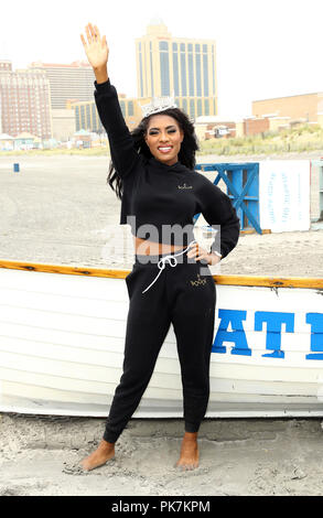 Atlantic City, NJ, USA. 9 Sep, 2018. 10. September 2018 - Atlantic City, NJ - Miss America 2019 Nia Franklin. Miss Amerika 2019 Toe Dip in Atlantic City Beach. Photo Credit: MJT/AdMedia Credit: Mjt/AdMedia/ZUMA Draht/Alamy leben Nachrichten Stockfoto