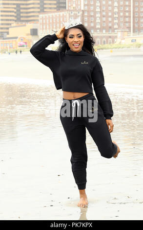Atlantic City, NJ, USA. 9 Sep, 2018. 10. September 2018 - Atlantic City, NJ - Miss America 2019 Nia Franklin. Miss Amerika 2019 Toe Dip in Atlantic City Beach. Photo Credit: MJT/AdMedia Credit: Mjt/AdMedia/ZUMA Draht/Alamy leben Nachrichten Stockfoto