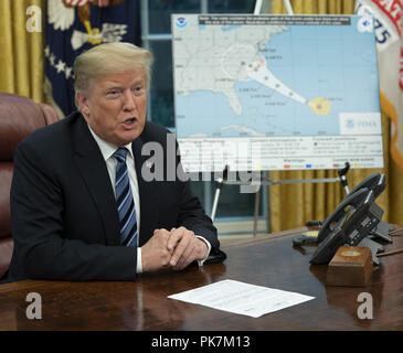 Washington, District of Columbia, USA. 11 Sep, 2018. Präsidenten der Vereinigten Staaten Donald J. Trumpf spricht während einer Unterrichtung über den Hurrikan Florenz im Weißen Haus in Washington, DC. Quelle: Chris Kleponis/CNP/ZUMA Draht/Alamy leben Nachrichten Stockfoto