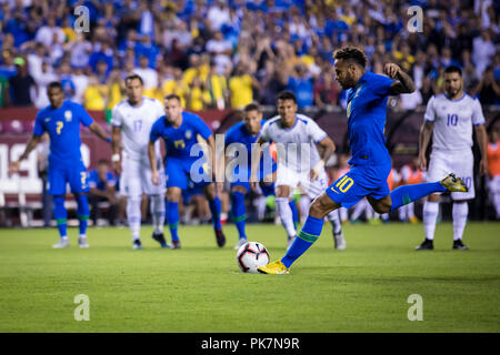 Landover, Maryland, USA. 11 Sep, 2018. Brasilien weiterleiten Neymar (10) Kerben während der ersten Hälfte eines internationalen Freundschaftsspiel zwischen Brasilien und El Salvador im FedExField in Landover, Maryland. Scott Taetsch/CSM/Alamy leben Nachrichten Stockfoto