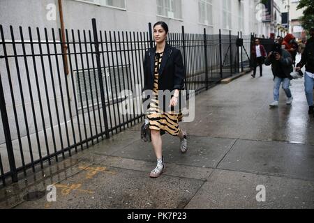 Caroline Ivss, Redakteur bei Tank Magazine, auf der Straße, die während der New York Fashion Week - Sept. 10, 2018 - Foto *** Für die redaktionelle Nutzung nur*** | Verwendung weltweit Stockfoto