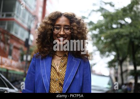 New York, USA. 10 Sep, 2018. Elaine Welteroth posiert auf der Straße außerhalb des 3.1 Phillip Lim show während der New York Fashion Week - Sept. 10, 2018 - Credit: Runway Manhattan*** Nur für redaktionelle Verwendung?*** | Verwendung weltweit/dpa/Alamy leben Nachrichten Stockfoto