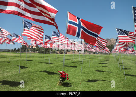 Malibu, Kalifornien, USA. 11. September, 2018. Die Flagge Norwegens mit Blumen auf der 11. jährlichen "Welle der Flags' an der Pepperdine University in Malibu, Kalifornien. Credit: Sheri Determan/Alamy leben Nachrichten Stockfoto