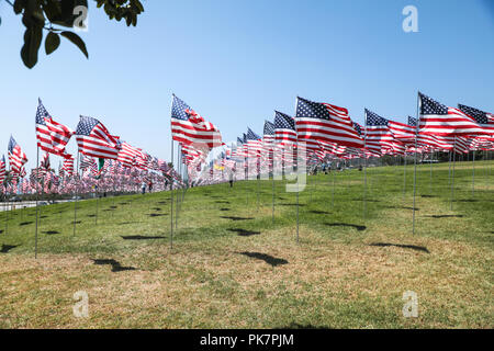 Malibu, Kalifornien, USA. 11. September, 2018. Malibu, Kalifornien, USA. 11. September, 2018. Die 11. jährliche "Welle der Flags' an der Pepperdine University in Malibu, Kalifornien. Credit: Sheri Determan/Alamy leben Nachrichten Stockfoto