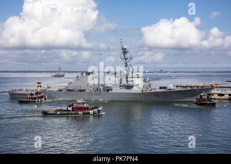 Norfolk, VA, USA. 10 Sep, 2018. NORFOLK (Sept. 10, 2018) Der Arleigh-burke-Klasse geführte Anti-raketen-Zerstörer USS Gonzalez (DDG66) fährt Naval Station Norfolk. Us-Flotte Kräfte Befehl hat alle U.S. Navy Schiffe im Gebiet Hampton Roads bestellt Sortie Zustand Alpha in der Vorbereitung für Hurrikan Florenz zu setzen. (U.S. Marine Foto von Mass Communication Specialist 2. Klasse Ryre Arciaga/Freigegeben) 180910-N-KW 492-0035 US Navy über globallookpress.com Credit: US Navy/russischen Look/ZUMA Draht/Alamy leben Nachrichten Stockfoto