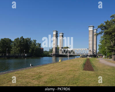 Vertikale-lift Bridge für Bahn, Radfahrer und Fußgänger überqueren den Fluss Göta in Trollhättan eine Industriestadt in Västra Götaland, Schweden Stockfoto