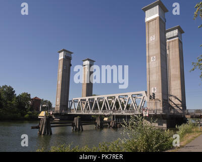 Vertikale-lift Bridge für Bahn, Radfahrer und Fußgänger überqueren den Fluss Göta in Trollhättan eine Industriestadt in Västra Götaland, Schweden Stockfoto