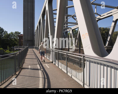 Vertikale-lift Bridge für Bahn, Radfahrer und Fußgänger überqueren den Fluss Göta in Trollhättan eine Industriestadt in Västra Götaland, Schweden Stockfoto