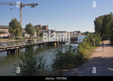 Entlang Spiköstigen ein Erholungsgebiet auf einer Insel im Fluss Göta in Trollhättan eine Industriestadt in Västra Götaland, Schweden Stockfoto