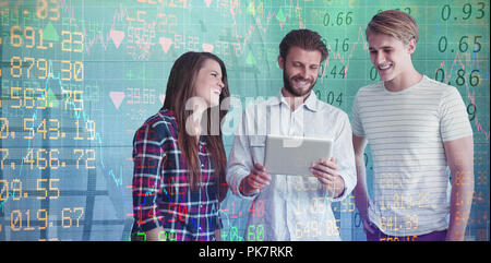 Das zusammengesetzte Bild im Geschäft Leute diskutieren über digitale Tablet vor weißem Hintergrund Stockfoto