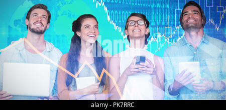 Das zusammengesetzte Bild von lächelnden Geschäftsleute halten Technologie, während Sie auf der Suche Stockfoto