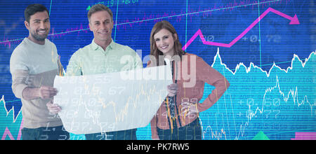 Das zusammengesetzte Bild im Hochformat von Geschäftsleuten mit Blueprint vor weißem Hintergrund Stockfoto