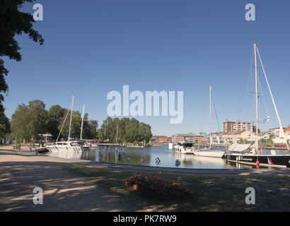 Entlang Spiköstigen ein Erholungsgebiet auf einer Insel im Fluss Göta in Trollhättan eine Industriestadt in Västra Götaland, Schweden Stockfoto