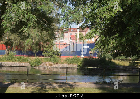 Trollhättan eine Industriestadt in Västra Götaland, Schweden hat Schiff Verkehr durch das Zentrum am Fluss Göta Kanal Stockfoto