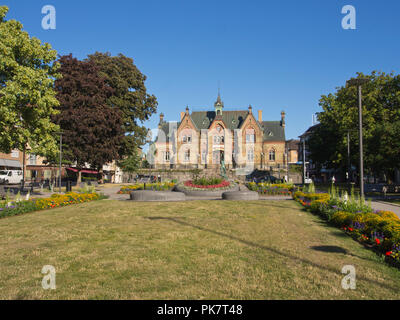 Karl Johans Torg Platz mit einem stattlichen alten Backsteingebäude in Trollhättan eine Industriestadt in Västra Götaland, Schweden Stockfoto