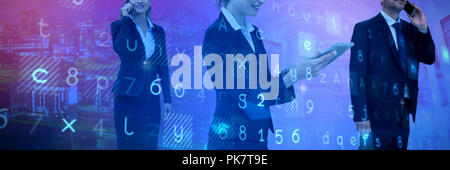 Das zusammengesetzte Bild der Unternehmerin mit Tablette während Kollegen am Telefon sprechen Stockfoto