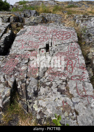 Högsbyn petroglyph Bereich in Dalsland Schweden hat über 2500 Figuren aus der Bronzezeit auf Felsen in idyllischer Natur finden Stockfoto