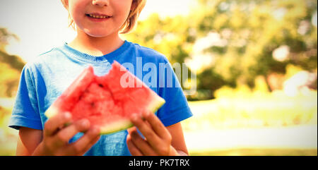 Lächelnde junge Holding Wassermelone im Park Stockfoto