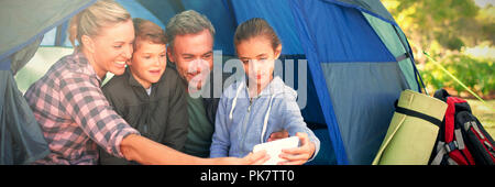 Familie, die eine Selfie im Zelt am Campingplatz Stockfoto