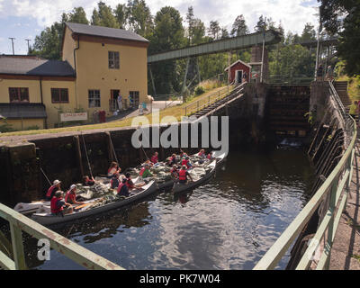 Håverud Provinz Dalsland in Schweden, wo die touristische Attraktion Dalslands Kanal fließt durch Schlösser und ein Aquädukt, Gruppe von Kanus warten Stockfoto