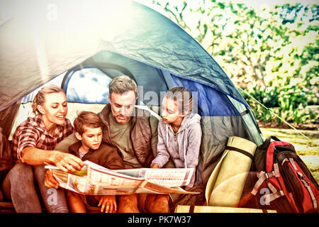 Familie Lesen der Karte im Zelt Stockfoto