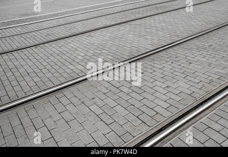 Spuren der Straßenbahnschienen auf der Straße. Stockfoto