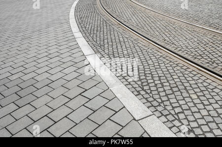 Spuren der Straßenbahnschienen auf der Straße. Stockfoto