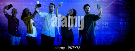 Das zusammengesetzte Bild im Geschäft Leute, die selfie durch Handy vor weißem Hintergrund Stockfoto