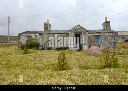 Alte heruntergekommene Croft Haus auf der Insel Unst aufgegeben und durch Gefallen zu Wetter Stockfoto