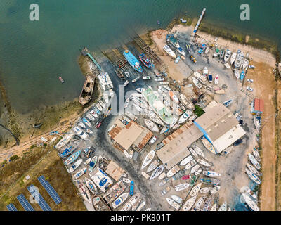 Luftbild des Trockendocks und werft mit vielen Yachten in Olhao, Portugal Stockfoto