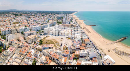 Weiße Architektur und blauen Atlantik in Quarteira Resort während sonniger Tag, Algarve, Portugal Stockfoto