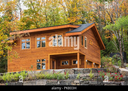 Luxuriöse gefärbt Zedern-und Holz Garage für 2 Autos mit im Obergeschoss Erdgeschoss und Landschaftsgestaltung im Herbst, Quebec, Kanada Stockfoto