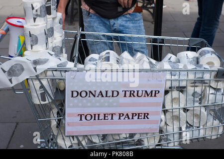 Präsident Donald Trump Toilettenpapier für den Verkauf auf bei hohen Street, Bath, Somerset, Großbritannien Stockfoto