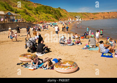 Vereinigtes Königreich, England, Yorkshire, Filey, Besucher am Strand in der Nähe von Coble Landung Stockfoto