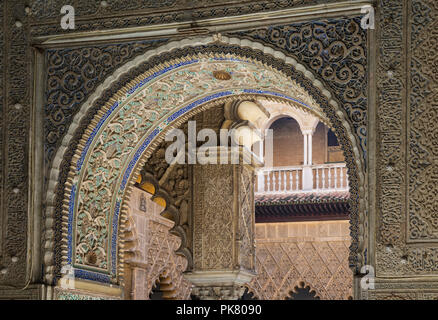 Künstlerisch maurischen architektonischen Details im Alcazar von Sevilla, Provinz Sevilla, Andalusien, Spanien Stockfoto