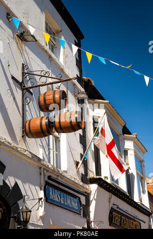 Vereinigtes Königreich, England, Yorkshire, Filey, Murray Street, Three Tuns Inn Public House unterzeichnen und englische Flagge Stockfoto