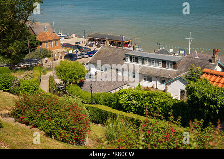 Vereinigtes Königreich, England, Yorkshire, Filey, Blick hinunter auf Coble Landung und der Strandpromenade von der Queen Street Stockfoto