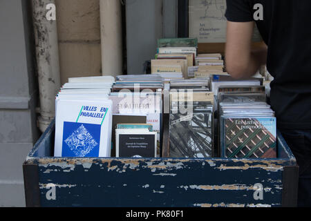 Paris, Frankreich, 11. September 2018: Französische Bücher für fade an einer im Buchhandlung in der Rue de l'Ecole im Zentrum von Paris. Stockfoto