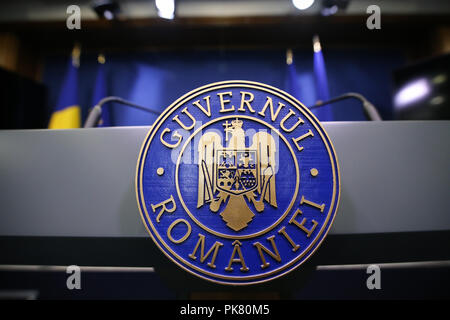 Rumäniens Wappen mit der rumänischen Regierung Text in der Presse im Victoria Palace in Bukarest, Rumänien Stockfoto