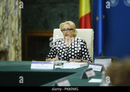 Bukarest, Rumänien - 5 September, 2018: Rumäniens Premierminister Viorica Dancila leitet die Regierung treffen, im Victoria Palace in Bukarest, auf Stockfoto