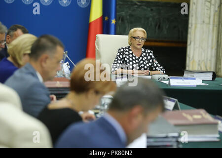 Bukarest, Rumänien - 5 September, 2018: Rumäniens Premierminister Viorica Dancila leitet die Regierung treffen, im Victoria Palace in Bukarest, auf Stockfoto