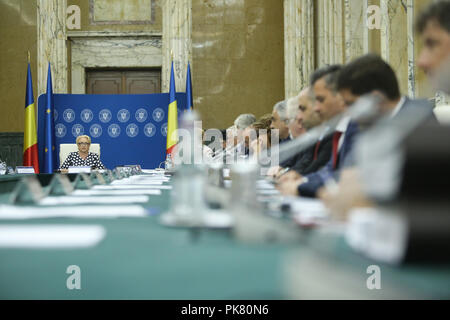 Bukarest, Rumänien - 5 September, 2018: Rumäniens Premierminister Viorica Dancila leitet die Regierung treffen, im Victoria Palace in Bukarest, auf Stockfoto