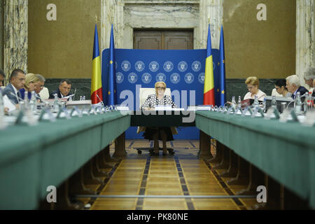 Bukarest, Rumänien - 5 September, 2018: Rumäniens Premierminister Viorica Dancila leitet die Regierung treffen, im Victoria Palace in Bukarest, auf Stockfoto