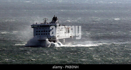 Die DFDS Fähre Abstürze durch Wellen, wie es in den Hafen von Dover in windigen Bedingungen ankommt. Stockfoto