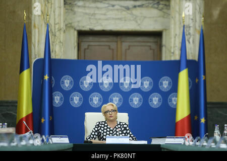 Bukarest, Rumänien - 5 September, 2018: Rumäniens Premierminister Viorica Dancila leitet die Regierung treffen, im Victoria Palace in Bukarest, auf Stockfoto