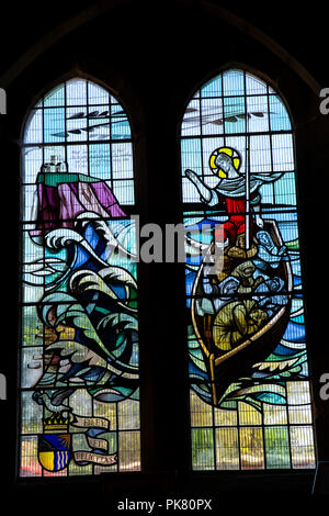 Vereinigtes Königreich, England, Yorkshire, Filey, St. Oswalds Kirche Innenraum, Jesus Niederschlagung Sturm mit Fischer im Boot Fenster Stockfoto