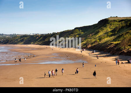 Vereinigtes Königreich, England, Yorkshire, Filey, Besucher zu Fuß am Strand bei Ebbe in der Sonne Stockfoto