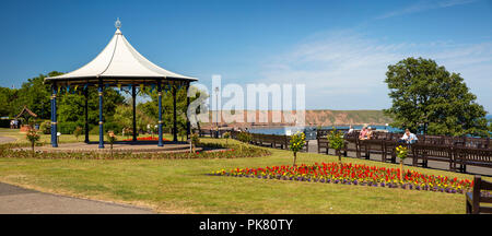 Vereinigtes Königreich, England, Yorkshire, Filey, Crescent Garten, Musikpavillon und Blumen pflanzen, Panoramablick Stockfoto